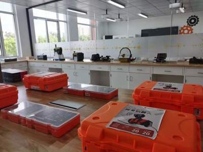 華二松江以創(chuàng)新引領(lǐng)打造“四個(gè)校園”，為區(qū)域基礎(chǔ)教育高質(zhì)量發(fā)展注入強(qiáng)勁動(dòng)能